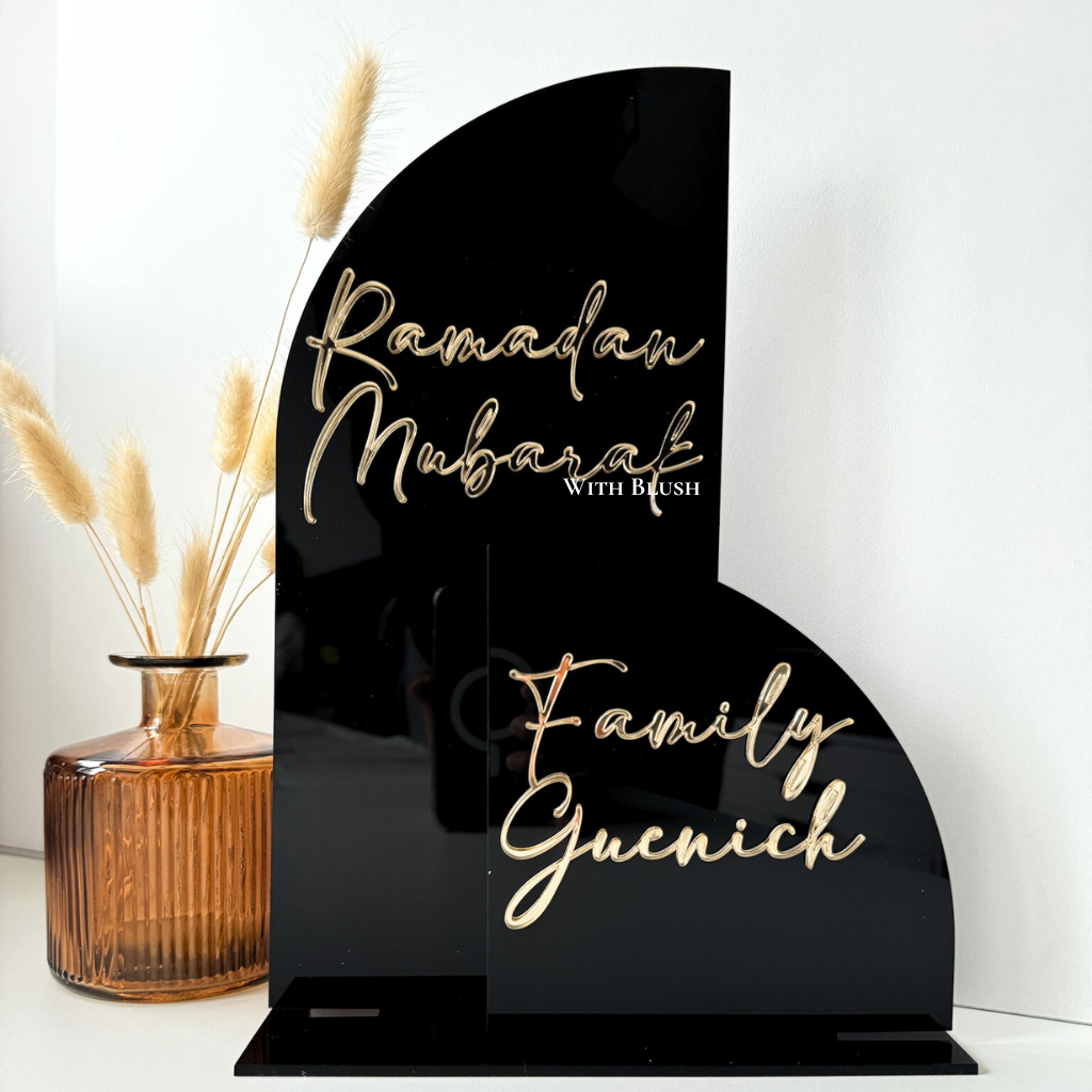 Unieke tafeldecoratie van plexiglas met halve en kwart gebogen panelen, volledig aan te passen voor een verfijnde of moderne uitstraling.