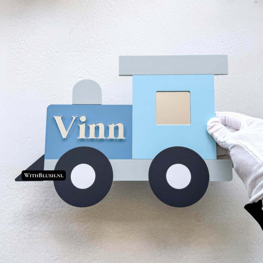 Blauwe plexiglas trein met naam, gepersonaliseerde kinderkamerdecoratie. Gemaakt van hoogwaardig plexiglas, verkrijgbaar in 20 of 30 cm hoogte – perfect als stijlvolle en speelse blikvanger op een plank, kastje of commode.