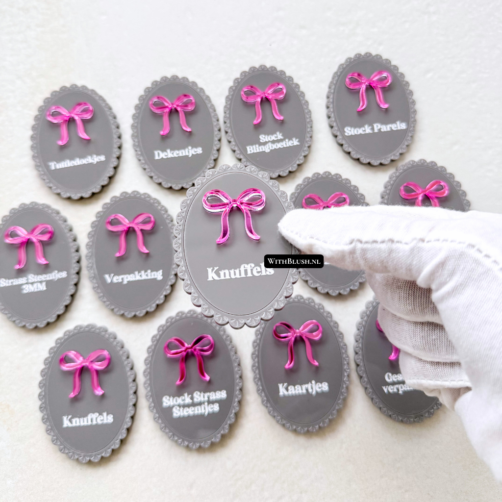 Gepersonaliseerd vintage label met plexiglas strikje in ovale vorm