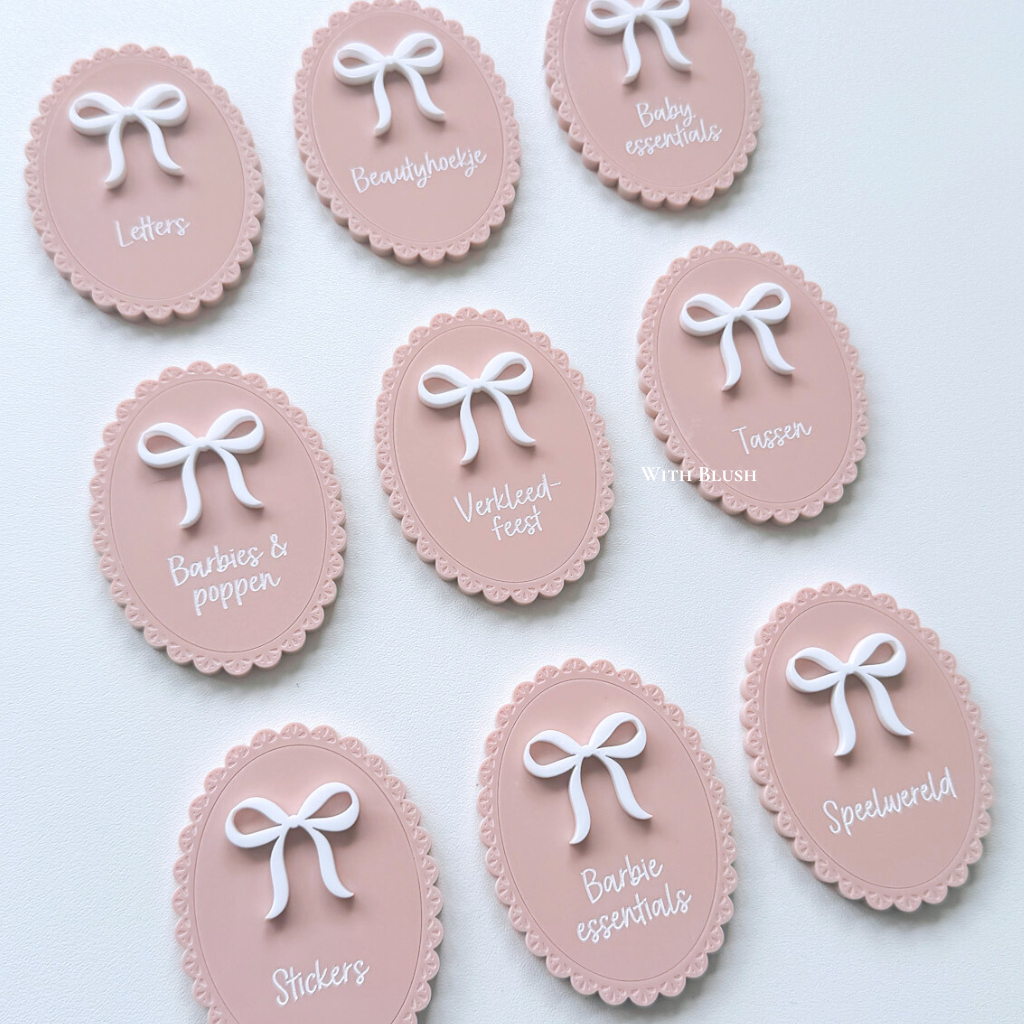 Set vintage labels met strik voor speelgoedorganisatie in kinderkamer