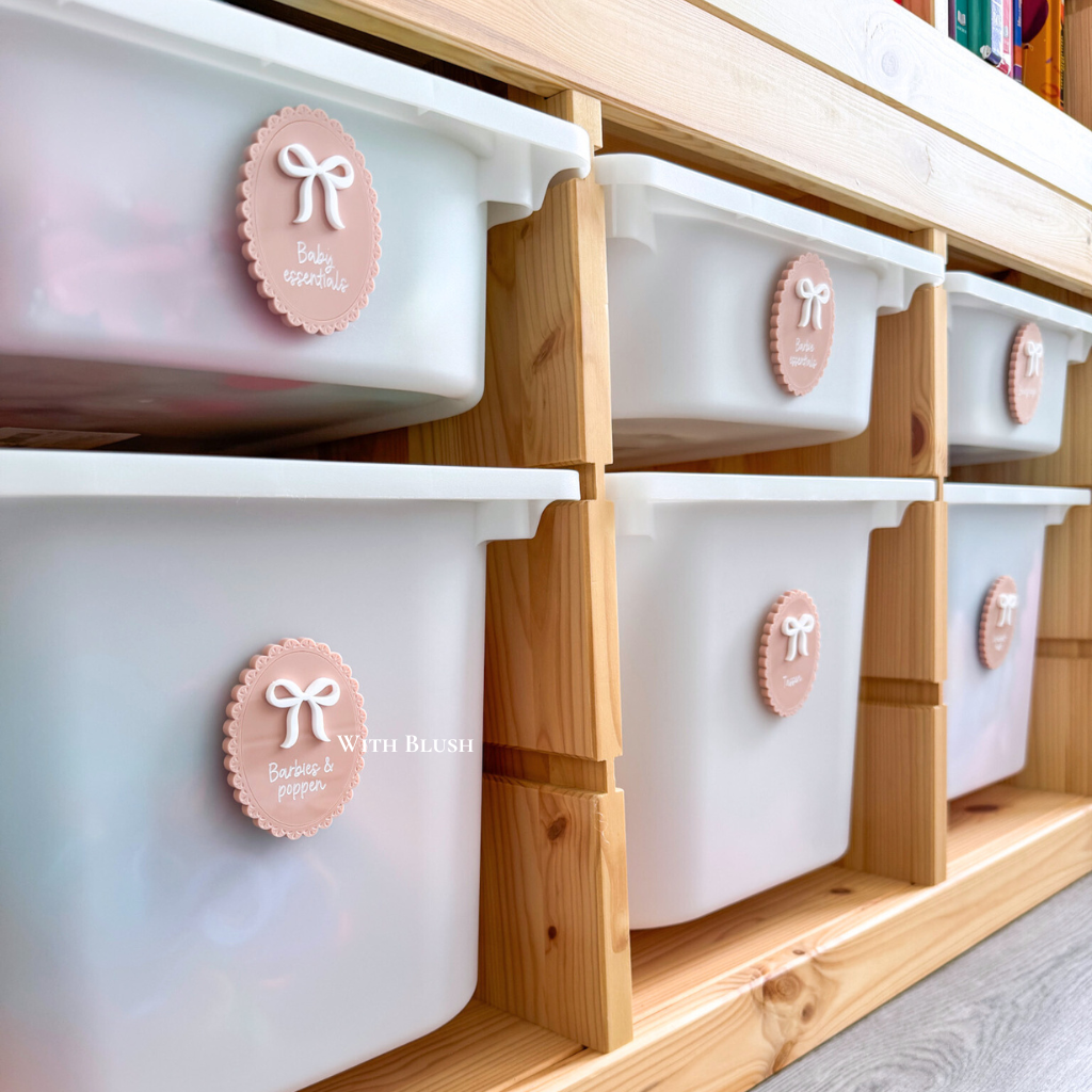 Gepersonaliseerde ovale label met plexiglas strik en gegraveerde tekst, bevestigd op IKEA Trofast lade