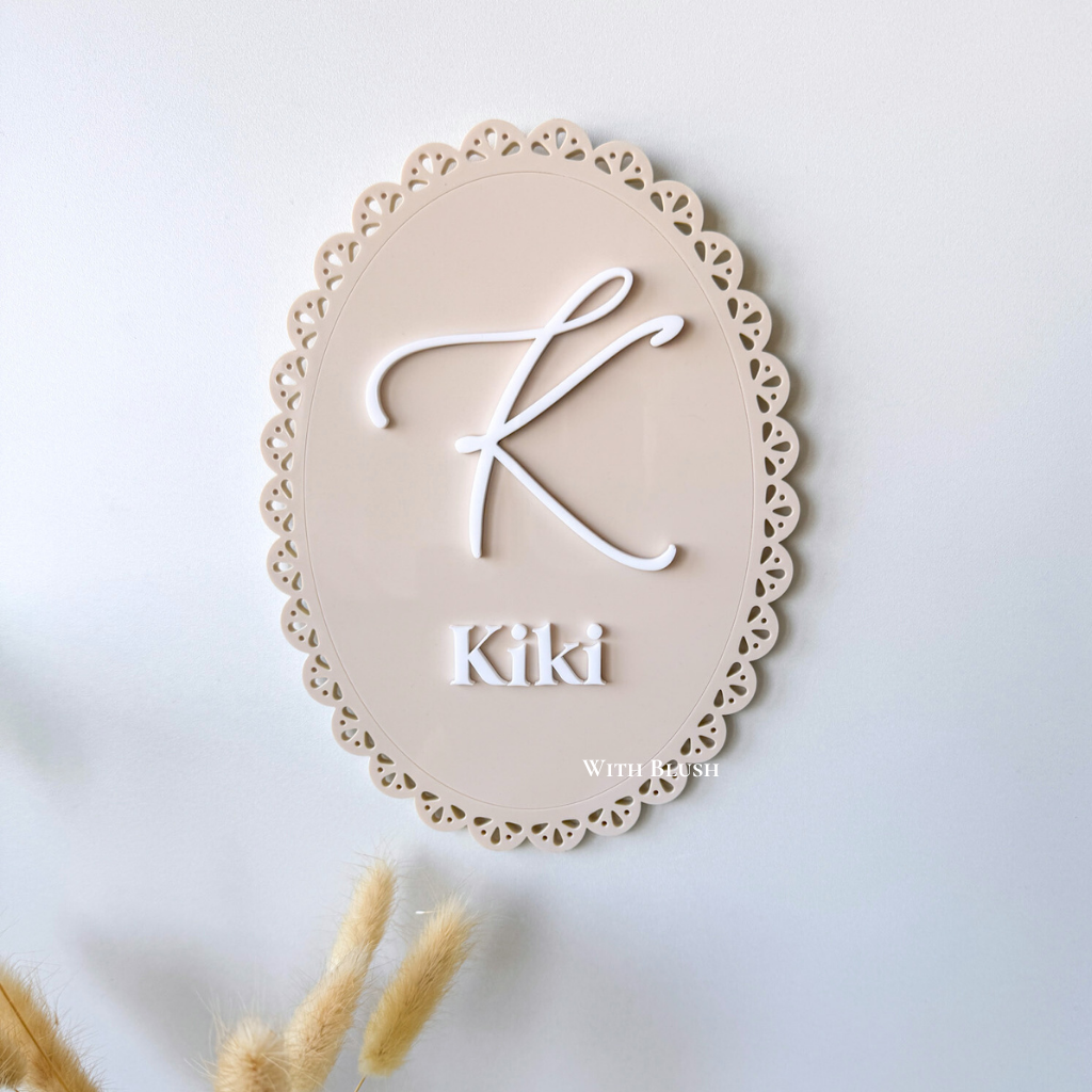Vintage ovaal naambord met initiaal en naam in sierlijke uitgesneden rand – kleur beige met witte letters