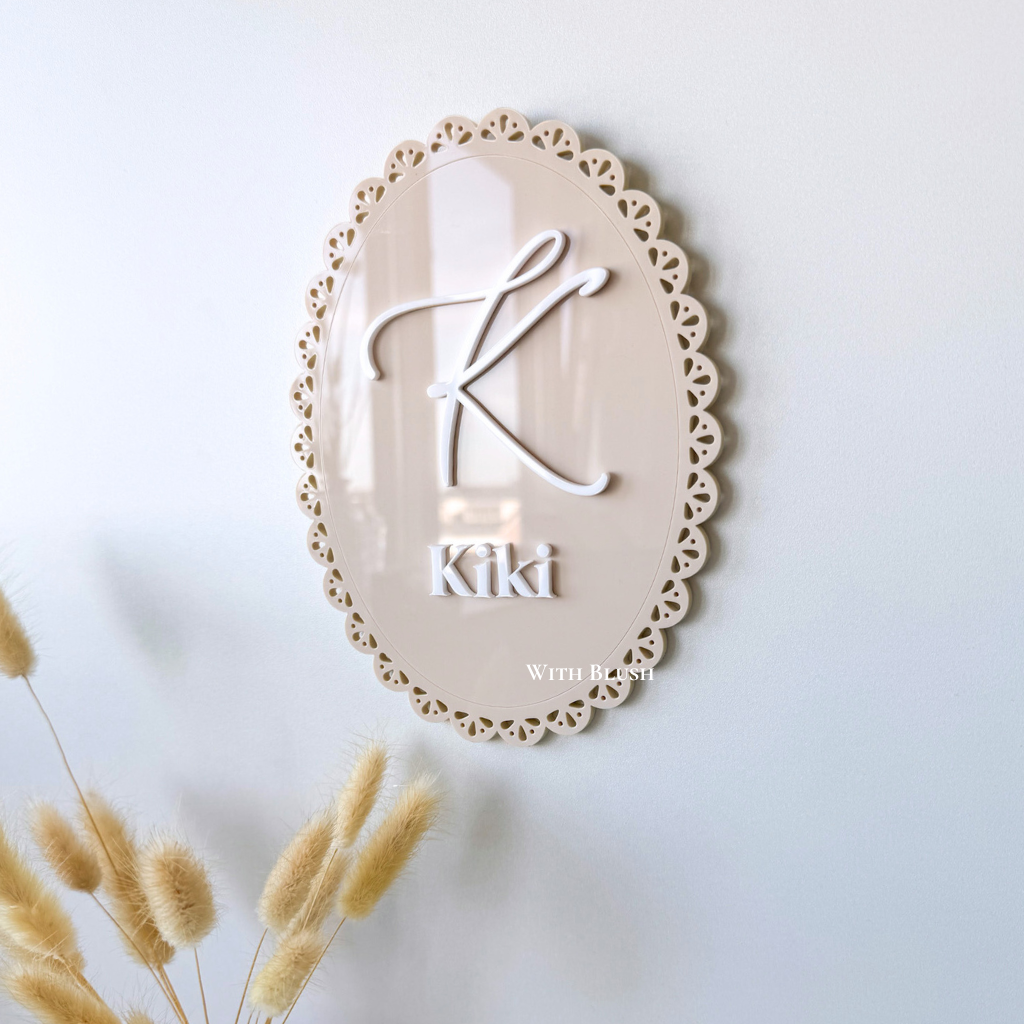 Gepersonaliseerd naambord babykamer – ovale vorm met uitgesneden letter en naam, handgemaakt van plexiglas