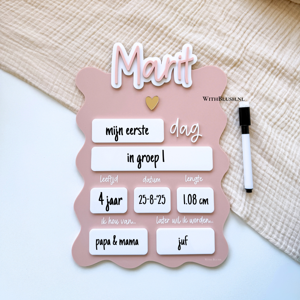 Wavy invulbord voor eerste en laatste schooldag met naam op plexiglas