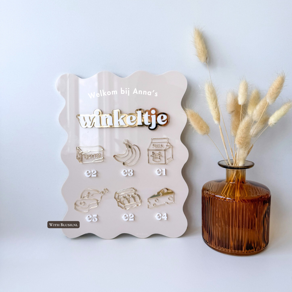 Plexiglas mini-winkeltje decoratiebord met naam, gegraveerde titel, kleurrijke winkeliconen en optie voor ophanggaten, standaard of plakstrips; perfect voor speelhoek of kinderkamer.