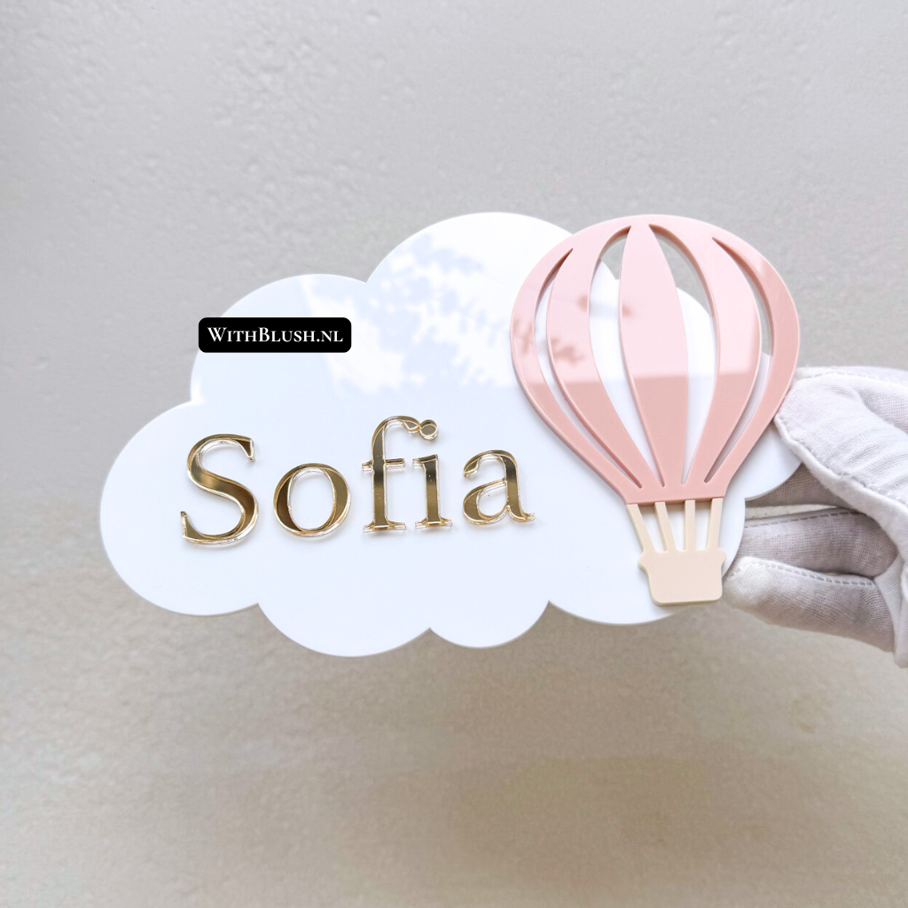 gepersonaliseerd naambord in de vorm van een wolk met luchtballon