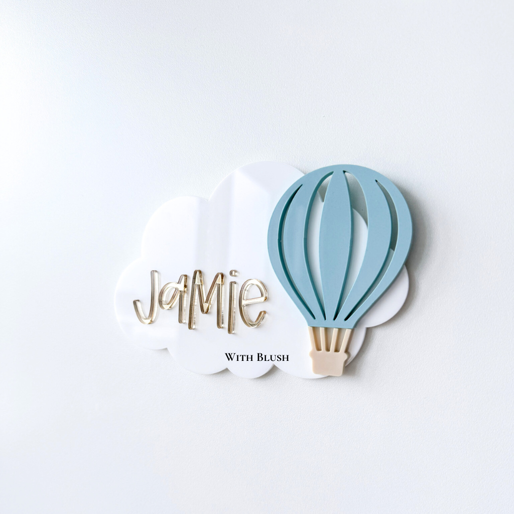 Gepersonaliseerd 3D naambord met wolk en luchtballon in blauwe glossy afwerking, perfect voor de kinderkamer.