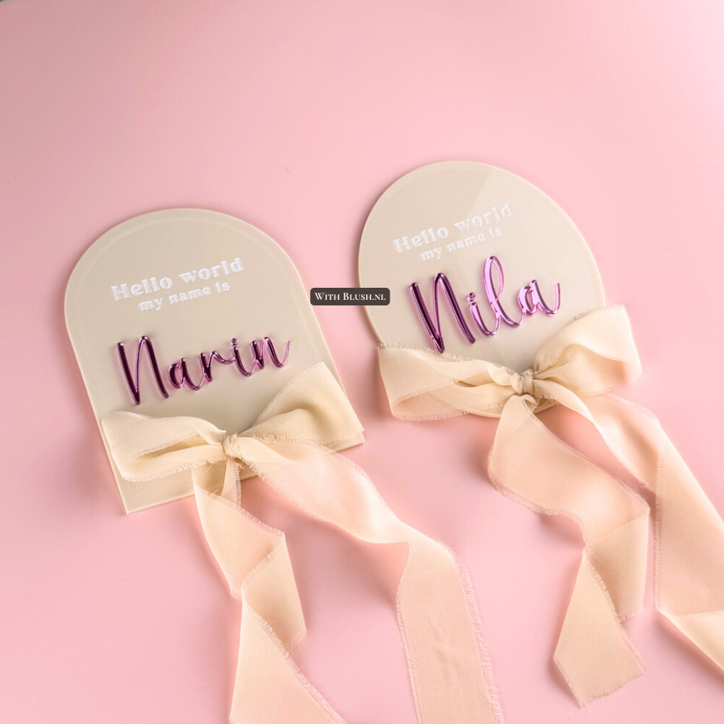 vintage geboorteaankonigingsbord in beige acrylglas met de naam in pink mirror spiegel plexiglas