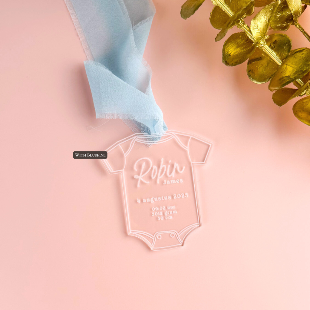geboorteaankondiging kerstbal in de vorm van een rompertje van plexiglas