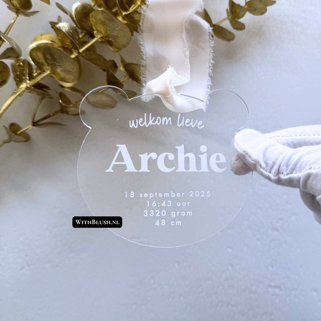 kerstbal in de vorm van een teddybeer met geboortedetails van transparant plexiglas