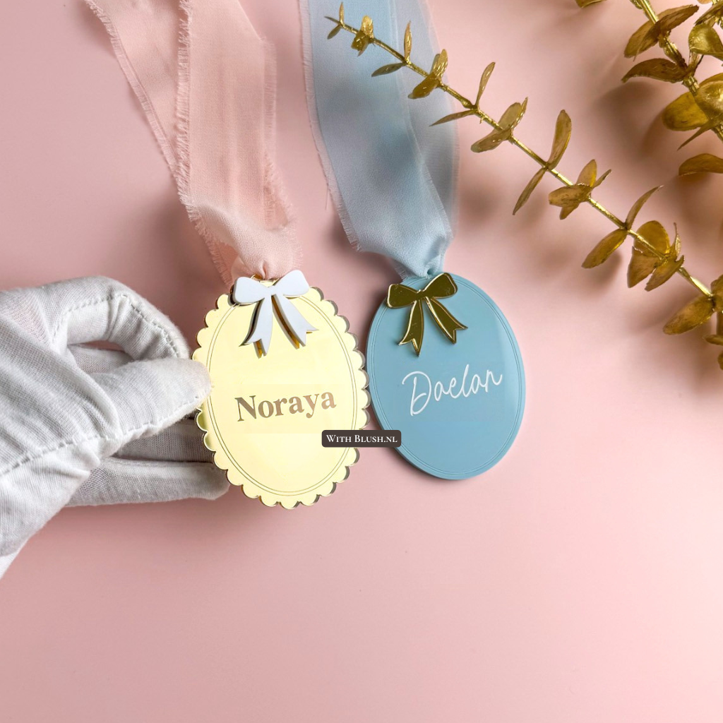 Kerstbal in vintage ovale vorm van plexiglas met gegraveerde naam en strikje, 10 cm hoog
