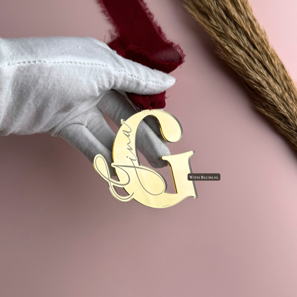 Gepersonaliseerde kerst ornament van spiegelgoud plexiglas initiaal met naam gegraveerd 