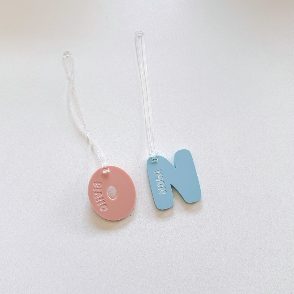 Sleutelhanger met initiaal van plexiglas, naam elegant gegraveerd in de letter.