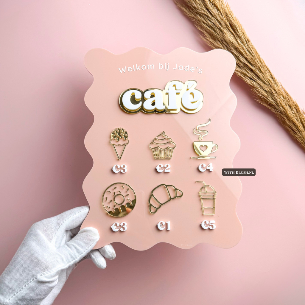 Gepersonaliseerd 3D kinder café bord van plexiglas met gegraveerde naam, spiegel café letters en vrolijke etenswaren zoals ijs en milkshake voor de speelhoek.