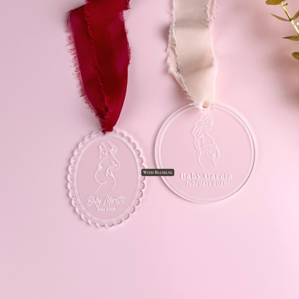 Plexiglas kerstornament voor zwangerschap aankondiging, met elegante lijntekening, gepersonaliseerde naam “Baby …” en gegraveerde due date.