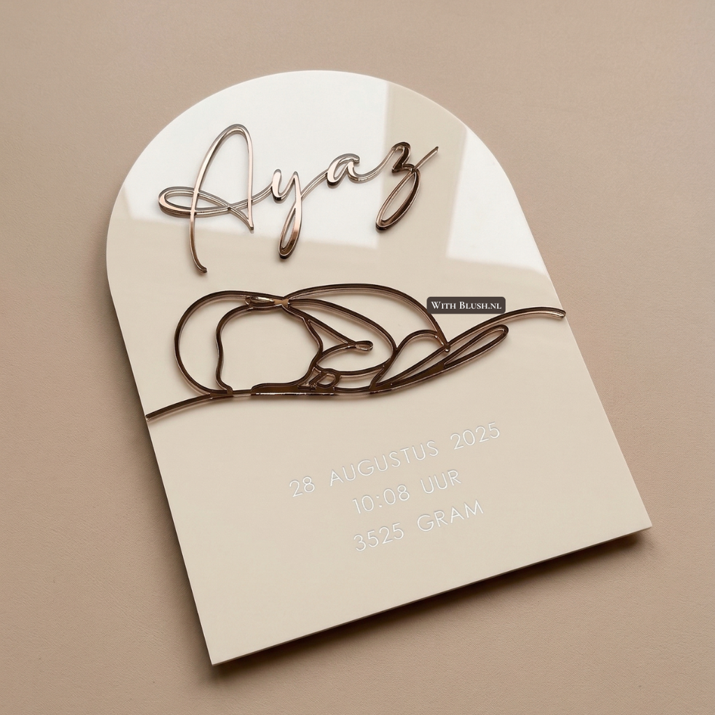 Beige acryl plexiglas geboortebord met bruine transparante lijntekening van slapende baby en naam Ayaz