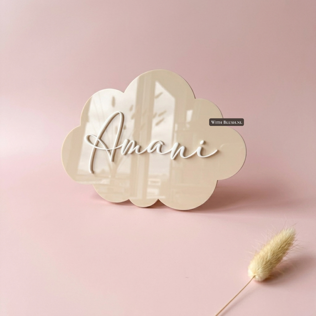 Beige acryl plexiglas naambord in wolkvorm met witte sierletters en de naam Amani
