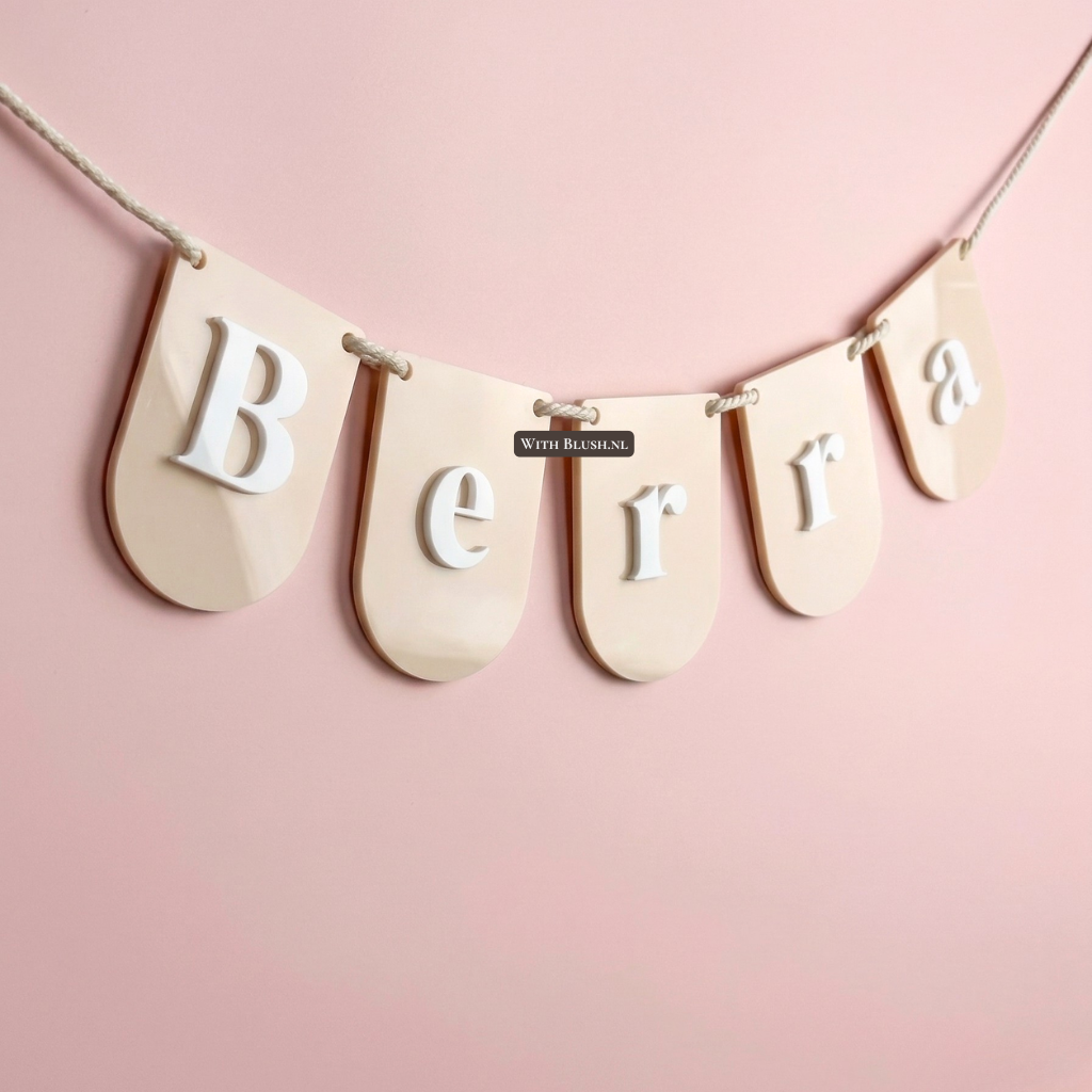 Creme acryl naamslinger met witte 3D-letters en de naam Berra aan een koord