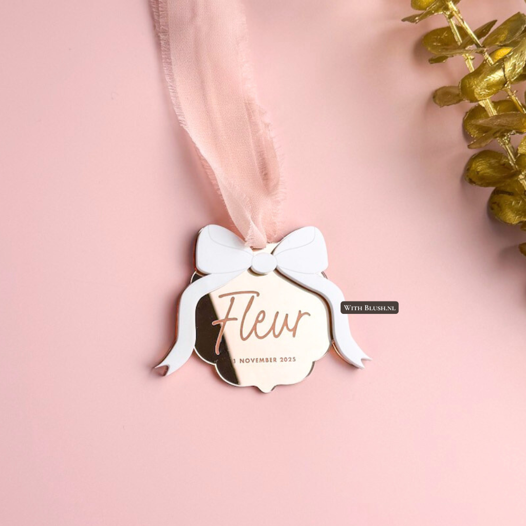 Gepersonaliseerde kerstbal baby met witte glanzende strik en lint naar keuze in kerstboom