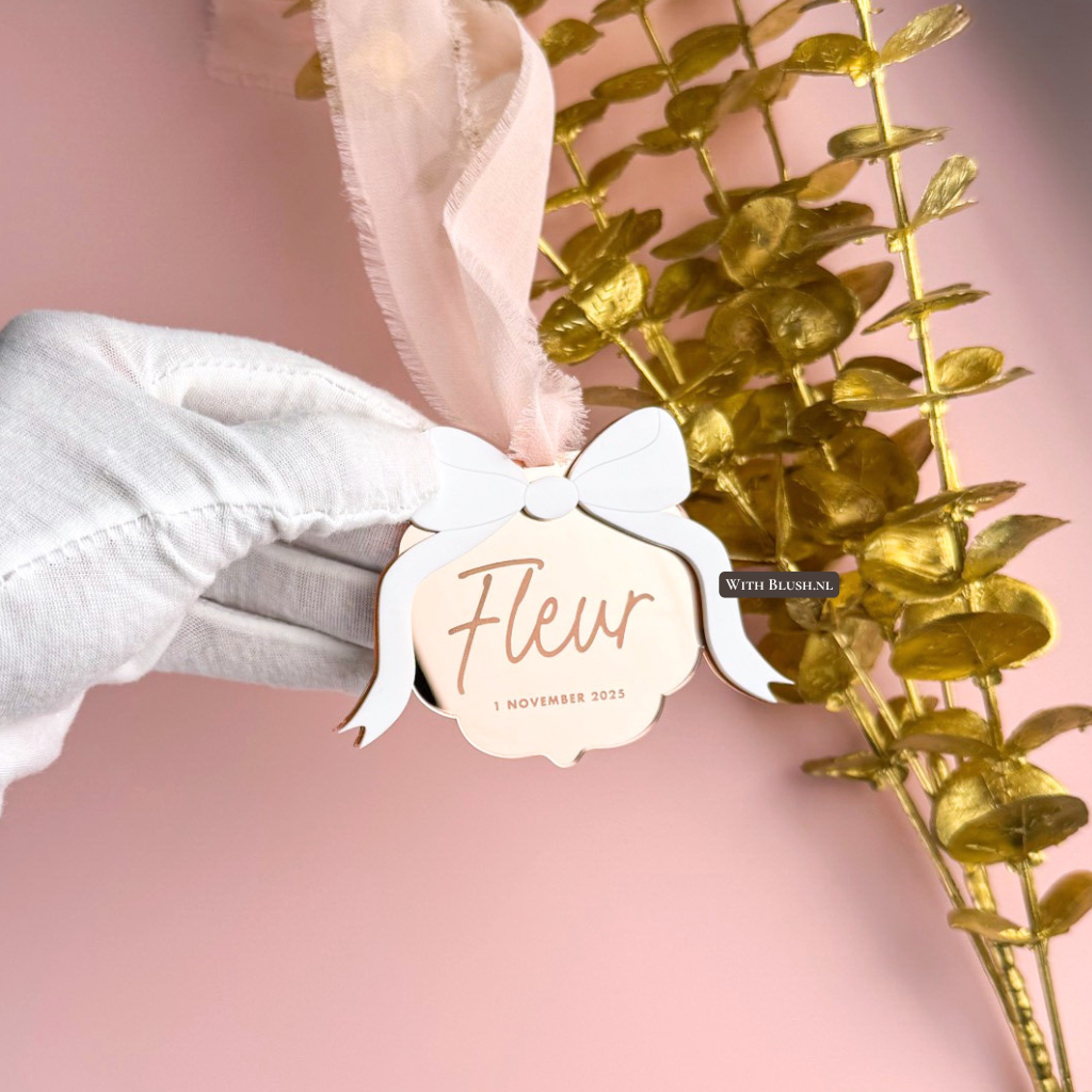 Vintage kerstbal met strik in rosegoud spiegel plexiglas met naam en geboortedatum van baby
