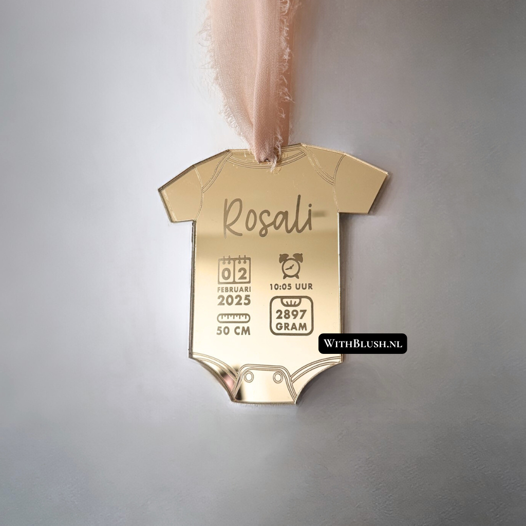 geboorte aankondigen met kerst in de vorm van een romper  gemaakt van goud spiegel plexiglas