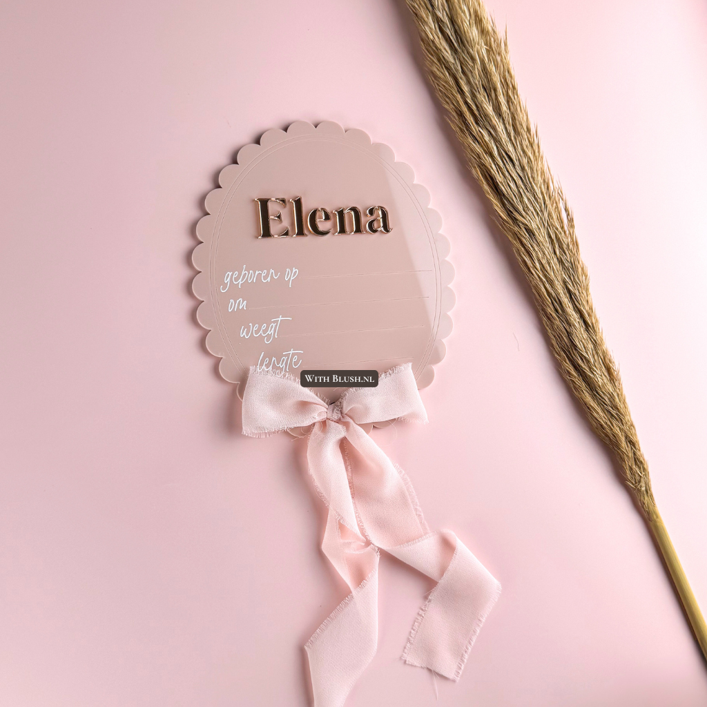 Persoonlijk geboorteaankondiging invulbordje in plexiglas met naamoptie, scallop vorm en lintstrik als babykamerdecoratie.