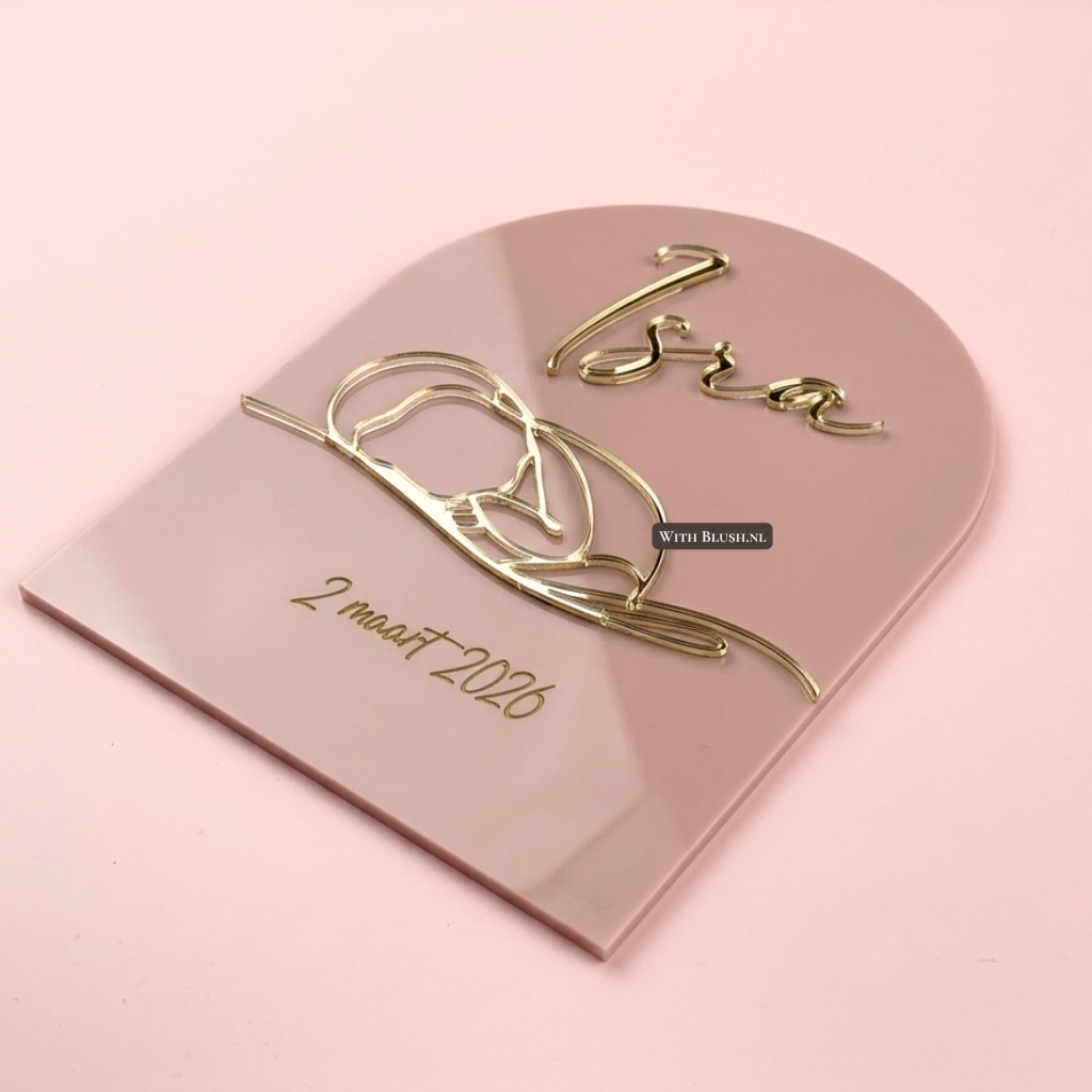 Zijaanzicht van een gepersonaliseerd mauvekleurig geboortebord voor baby Isra. De foto benadrukt de diepte van de gouden 3D-letters en de glanzende afwerking van het acryl tegen een roze achtergrond