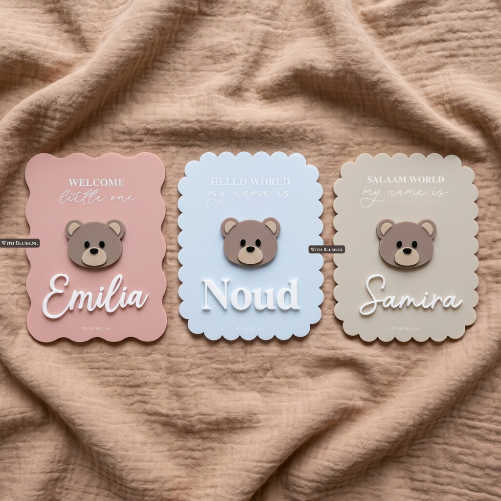 Mat plexiglas geboortebordje met 3D teddybeer, de naam van de baby in witte opliggende letters en gegraveerde Hello World My Name Is, Welcome Little One en Salaam World My Name Is tekst.