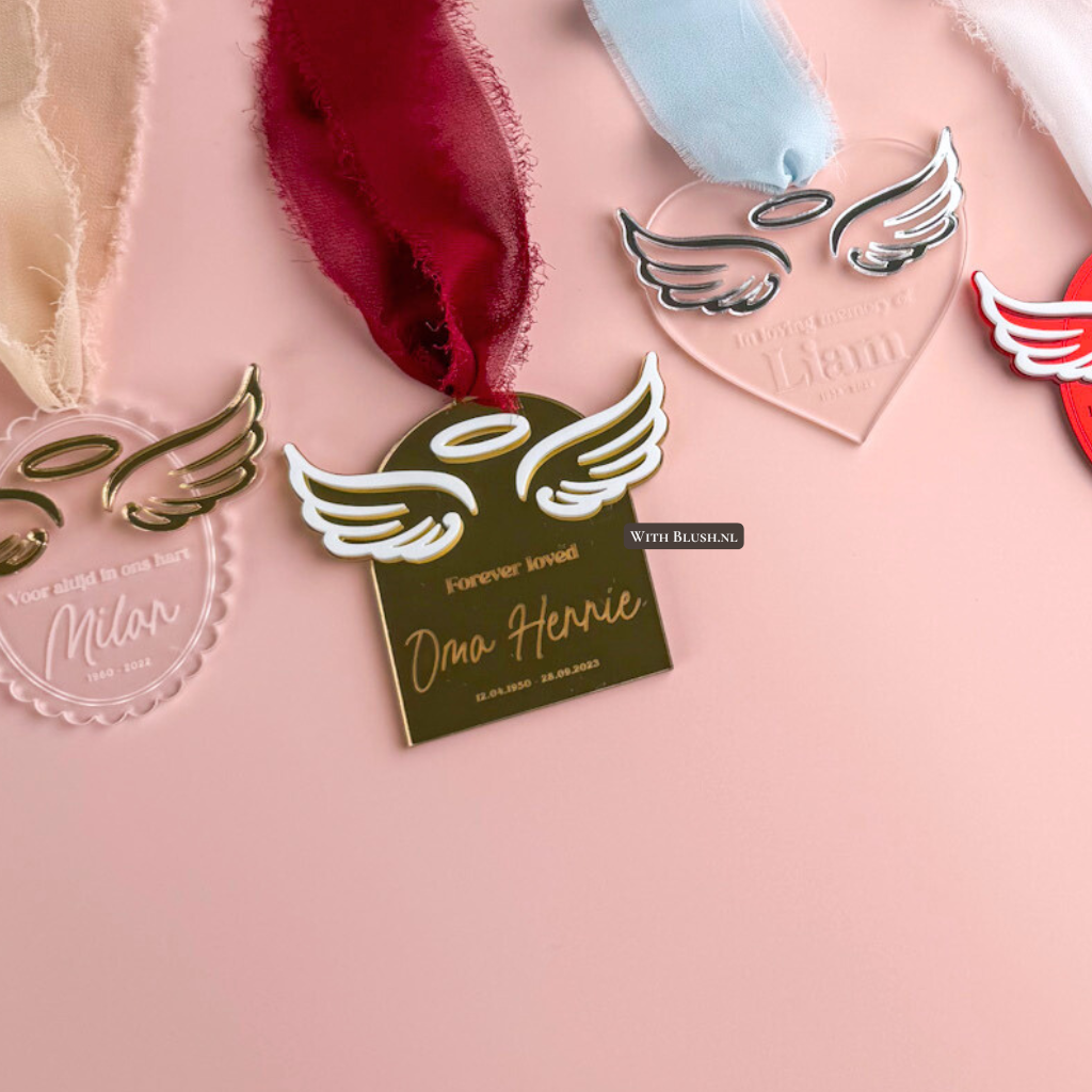 Gedenk kerstornament met engelenvleugels van spiegel of transparant plexiglas, gepersonaliseerd met naam en datum, in hartvorm, ovale vorm, gebogen vorm of ronde vorm met lint.
