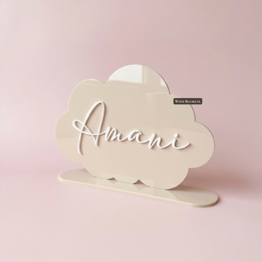 Gepersonaliseerd beige acryl naambord in wolkvorm met standaard en witte naam Amani