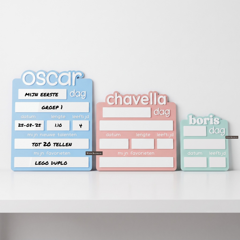 Drie gepersonaliseerde plexiglas mijlpaalbordjes voor de eerste schooldag in de kleuren lichtblauw, roze en pastel mintgroen. De rechthoekige en vierkante invulborden hebben witte 3D letters met naam en uitwisbare witte invulvakken.