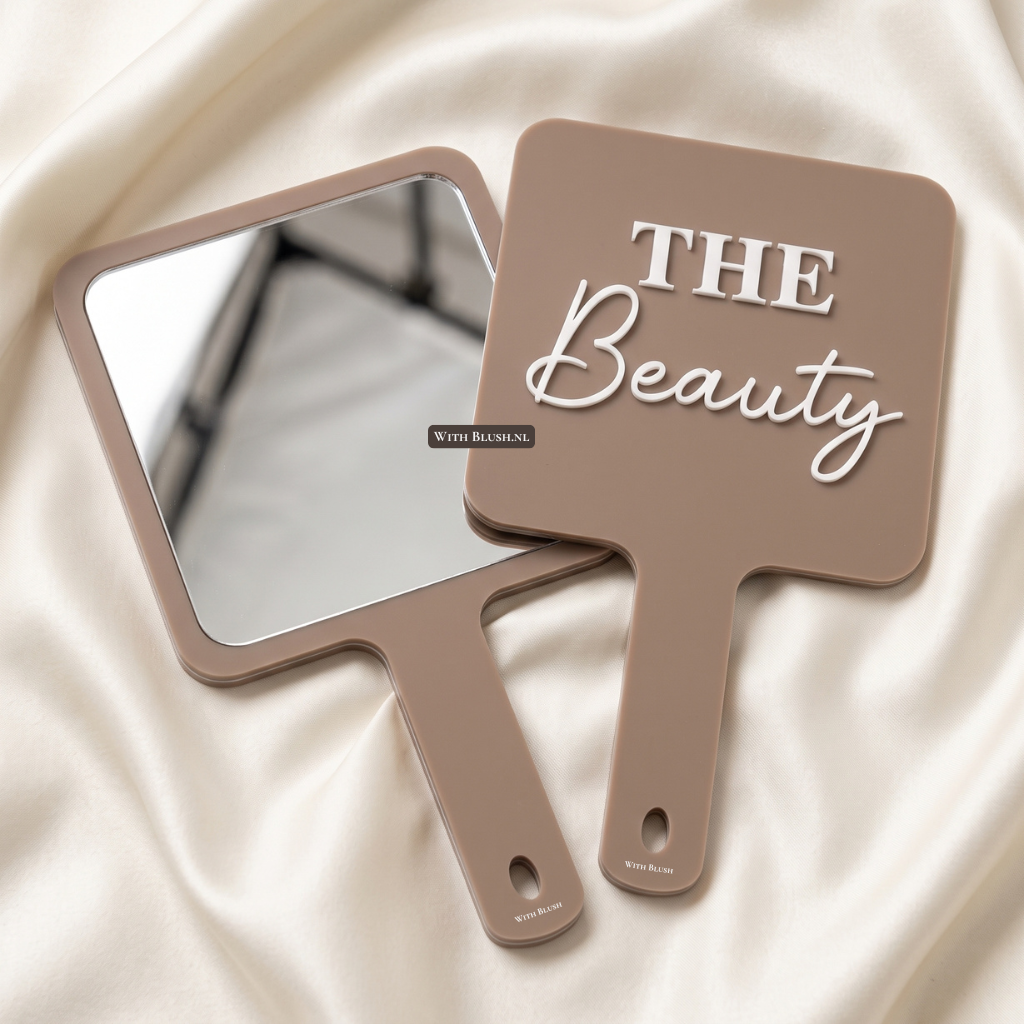 Twee gepersonaliseerde vierkante handspiegels voor salons. Links de reflecterende zilveren spiegel, rechts de matte achterkant met een wit 3D acryl logo.