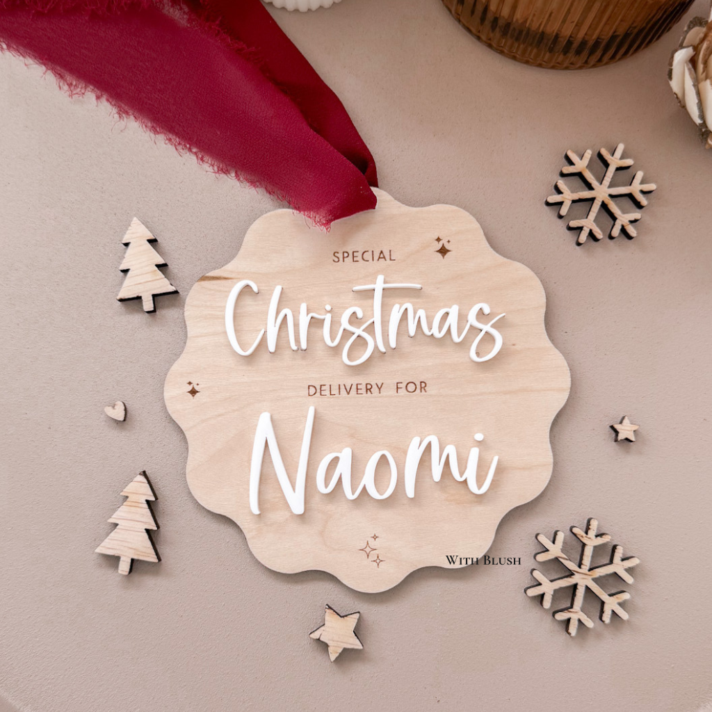 Uniek houten kerstlabel gepersonaliseerd met een naam, ideaal als decoratie of cadeaulabel voor de feestdagen.