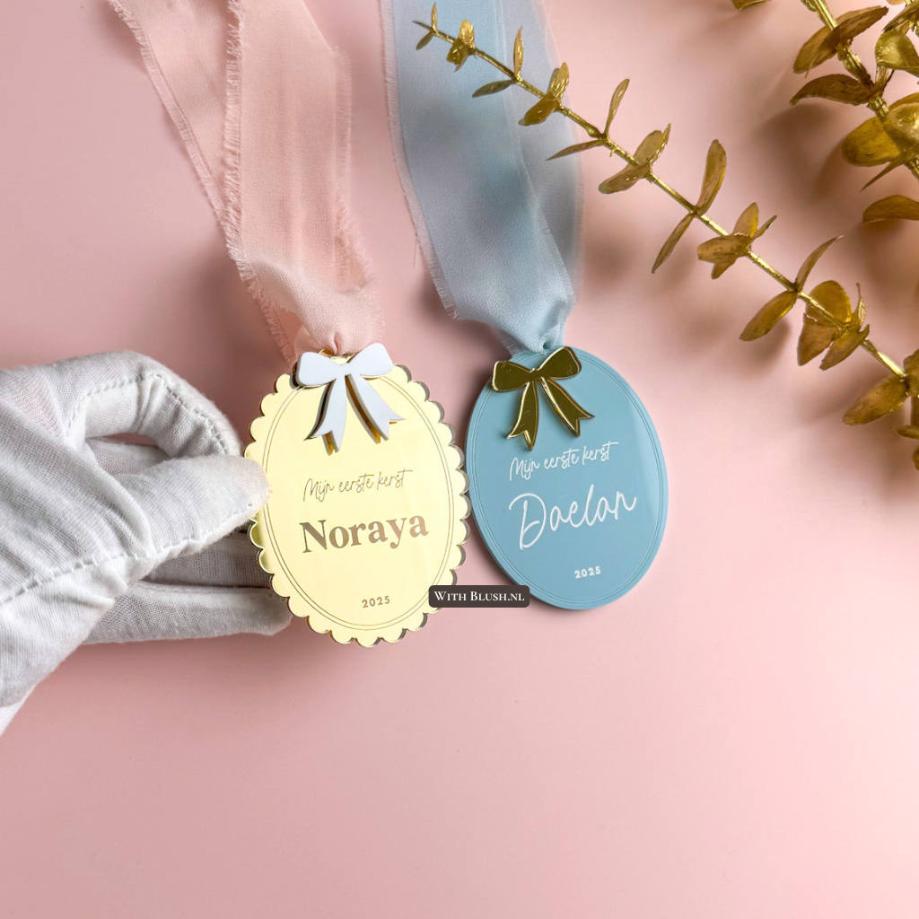 Kerstbal in vintage ovale vorm van plexiglas met gegraveerde tekst Mijn Eerste Kerst
