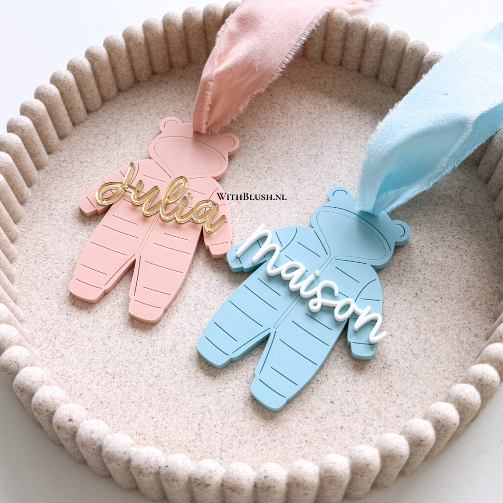 Gepersonaliseerde kersthanger baby-berenpak van mat plexiglas met naam en lint