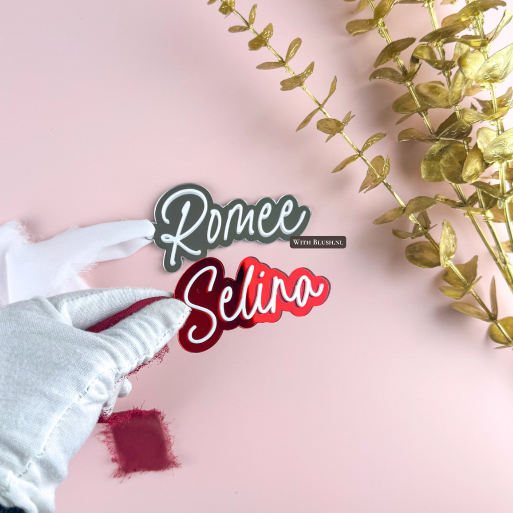 Kersthanger met naam in rood en zilver spiegel plexiglas met silhouet – luxe gepersonaliseerd ornament
