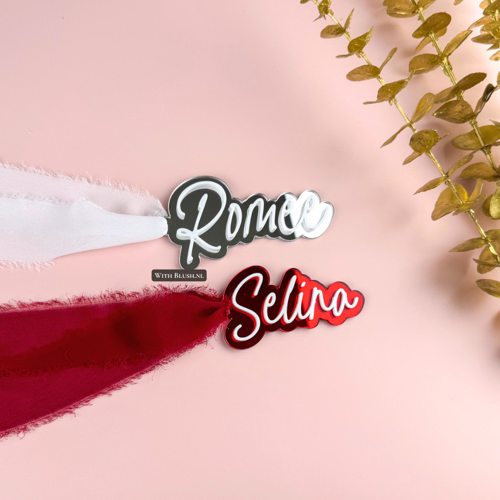 kerstbal met naam van spiegel zilver en rood plexiglas