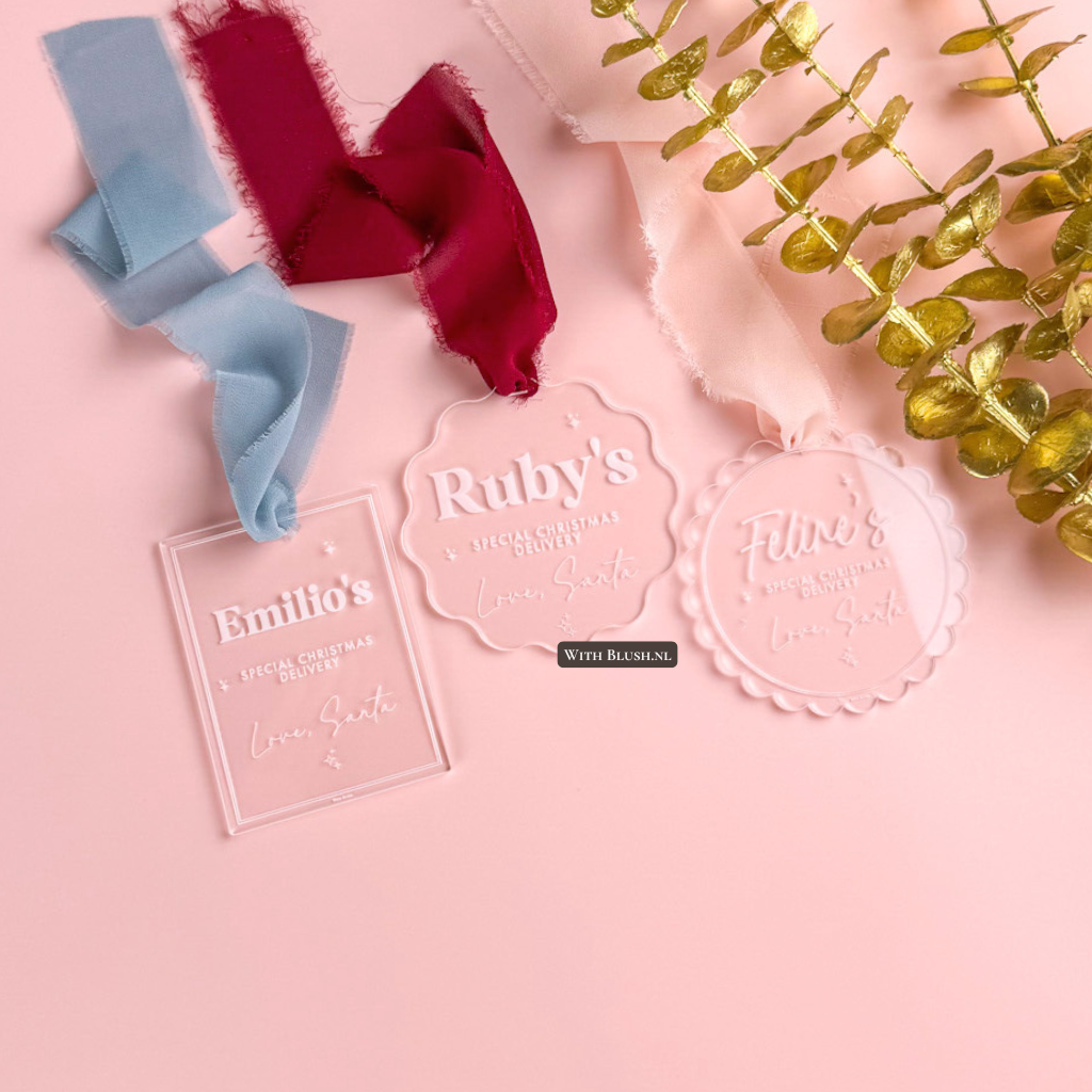 Plexiglas kerstlabel met gegraveerde naam en teksten zoals Special Christmas Delivery of speciale kerstlevering
