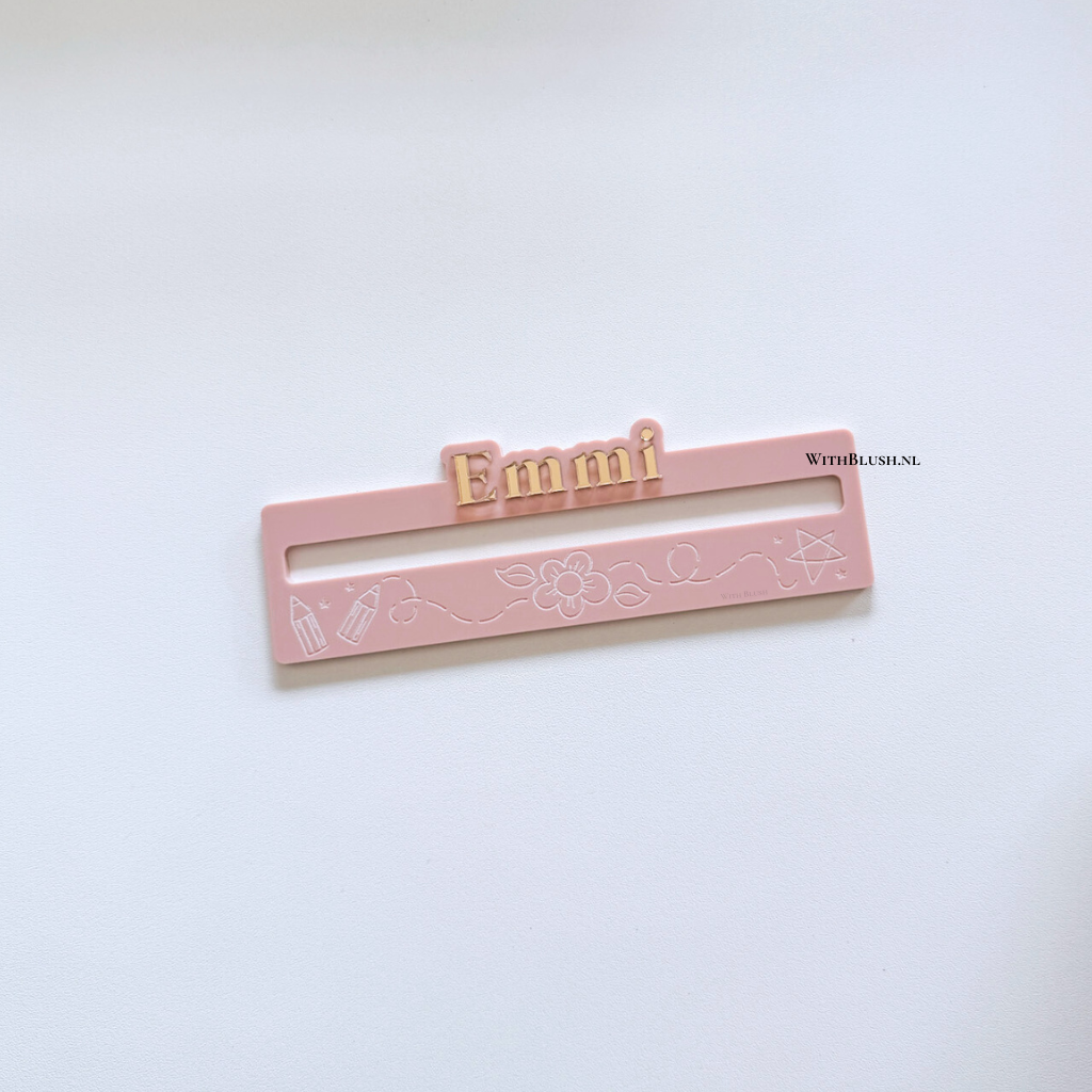 leesliniaal gepersonaliseerd met naam van roze plexiglas