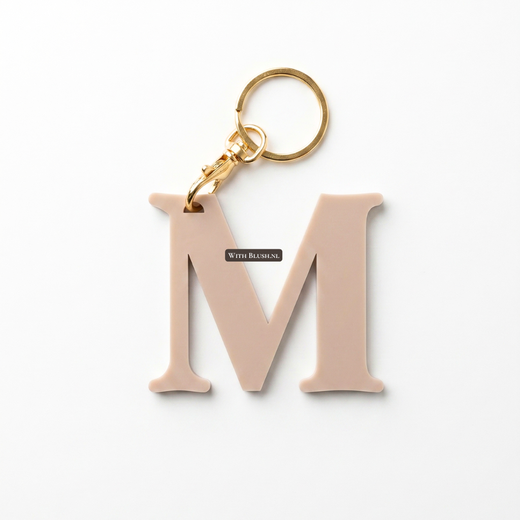 Minimalistische sleutelhanger van mat beige plexiglas in de vorm van een letter met luxe goudkleurige ring en clip