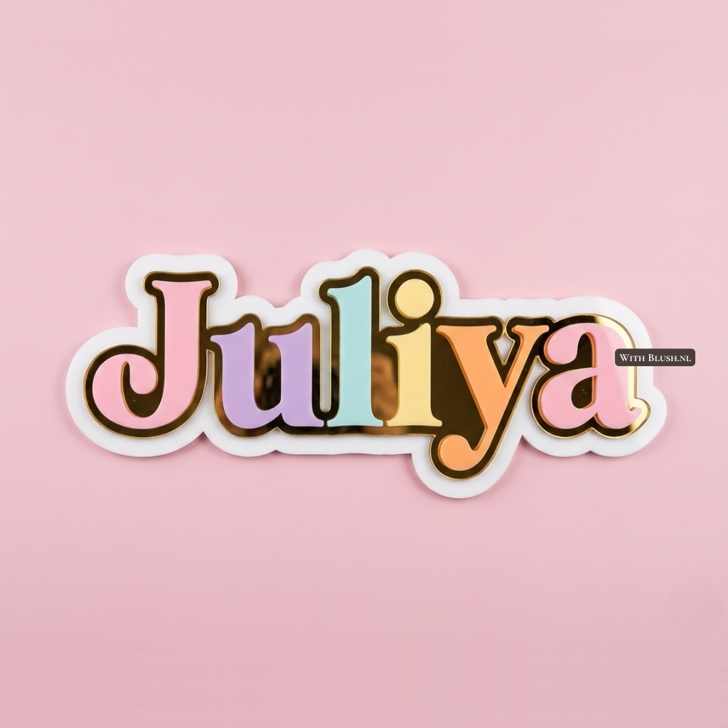 Luxe 3-laags 3D plexiglas naambordje met de naam Juliya in pastelkleuren en een goudkleurige spiegel-tussenlaag op een witte achtergrond. De letters hebben de vaste volgorde babyroze, lila, mint, geel, abrikoos en babyroze, tegen een roze achtergrond