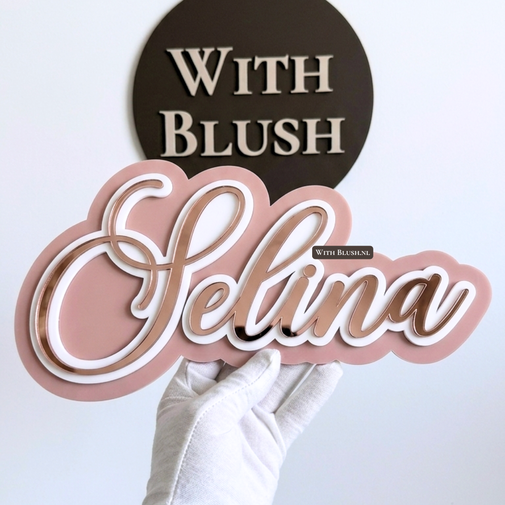 Gepersonaliseerd 3-laags naambordje voor de kinderkamer met de naam Selina in roségouden spiegelletters, witte omlijning en een oudroze plexiglas achtergrond