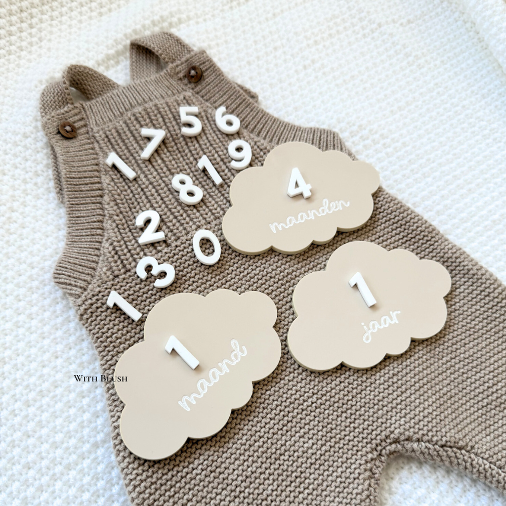 Schattige wolkenvormige mijlpaalkaarten voor baby's, inclusief een gepersonaliseerd katoenen bewaarzakje met de naam van de baby.