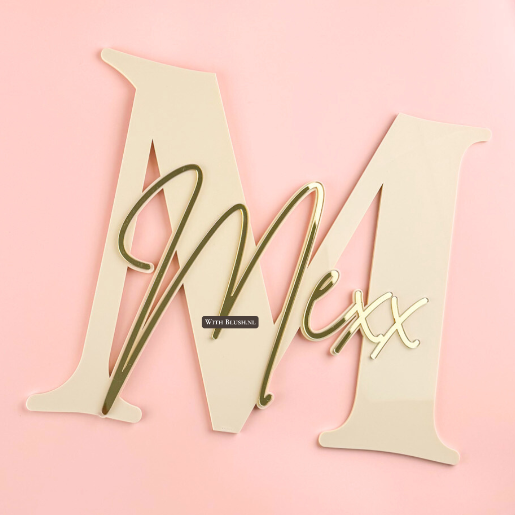 Beige plexiglas naambord met naam en initiaal in spiegelgoud acryl