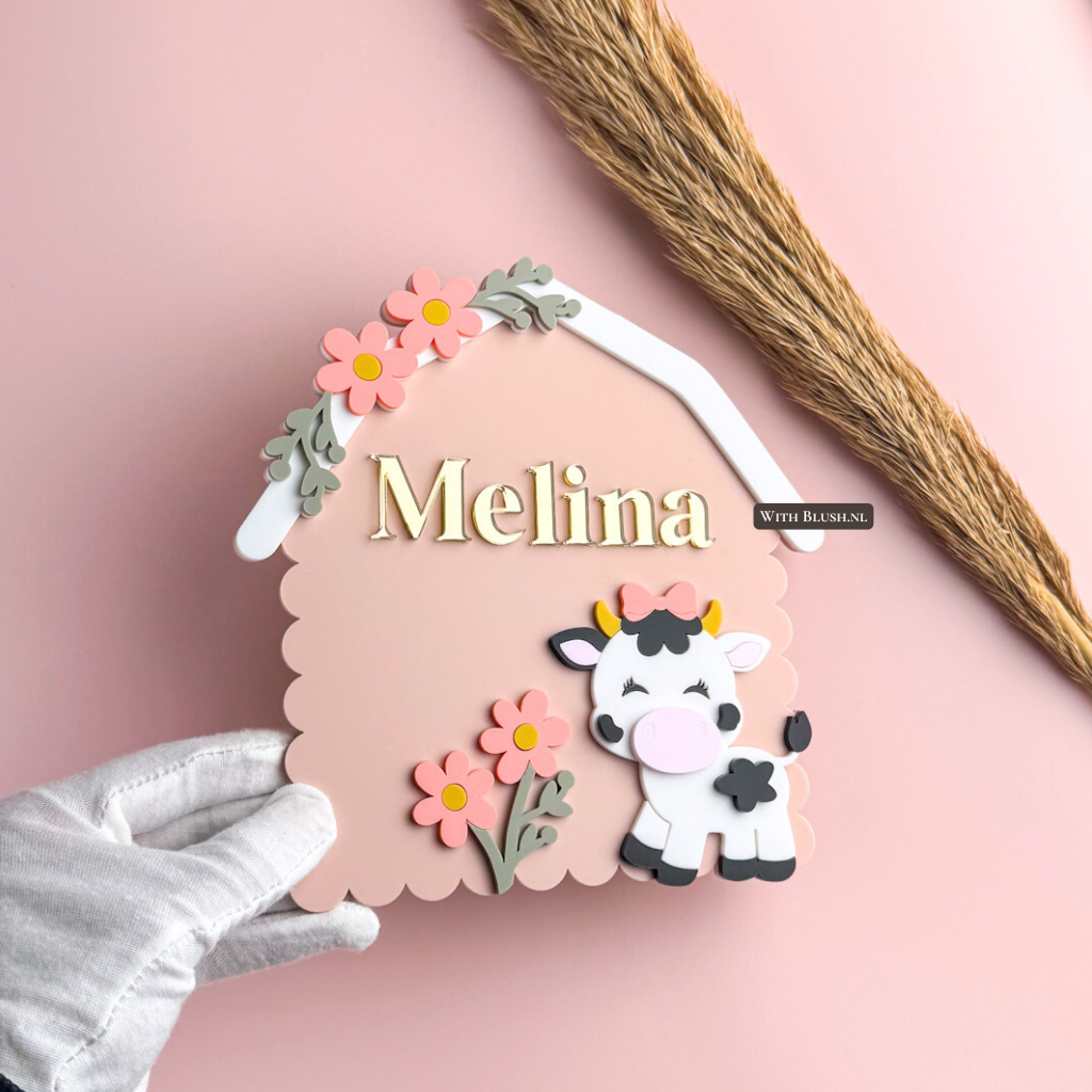 Gepersonaliseerd boerderij naambord met babykoe en uitgesneden naam voor babykamer