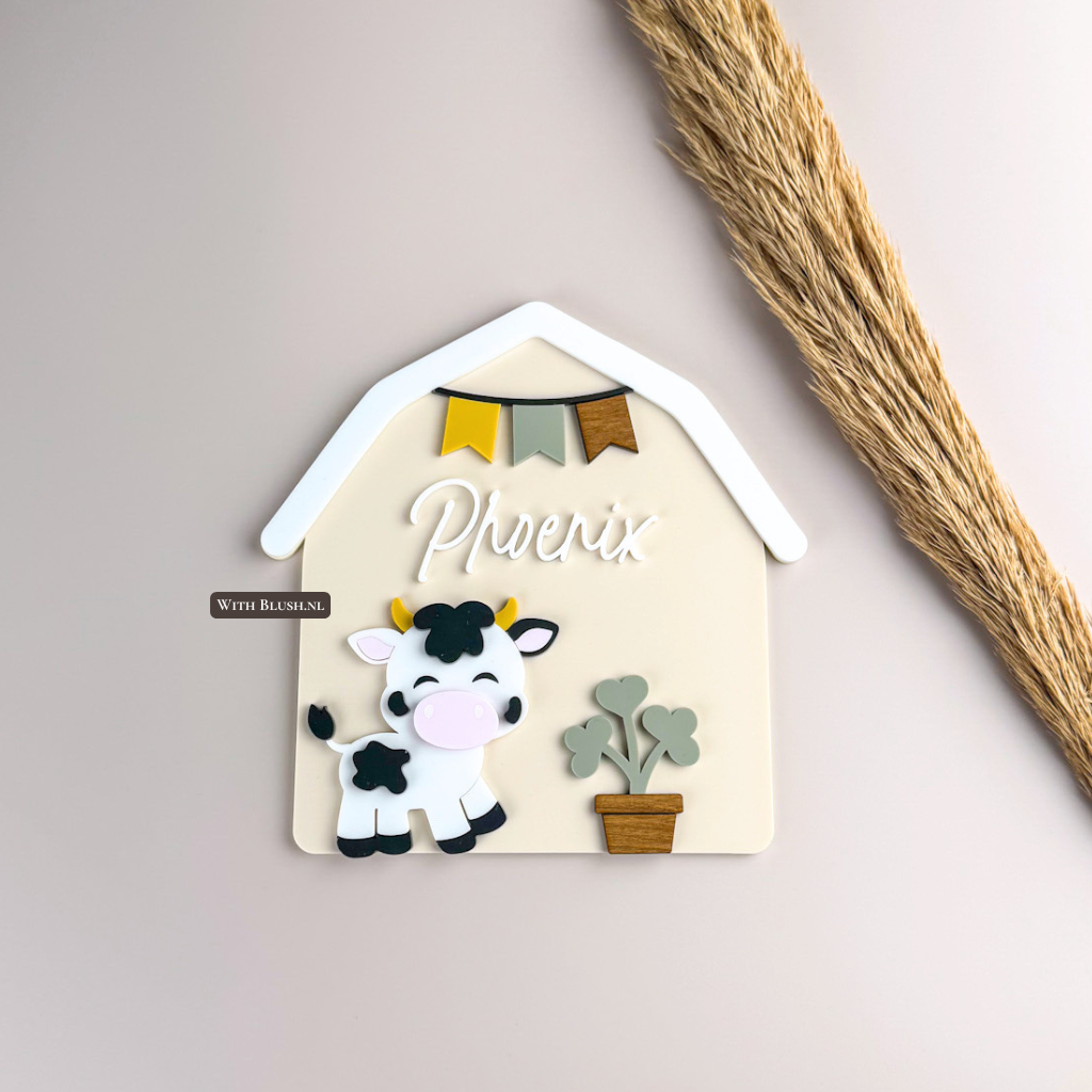 Naambord in schuurtje vorm met kalfje en vlaggetjes van mat plexiglas
