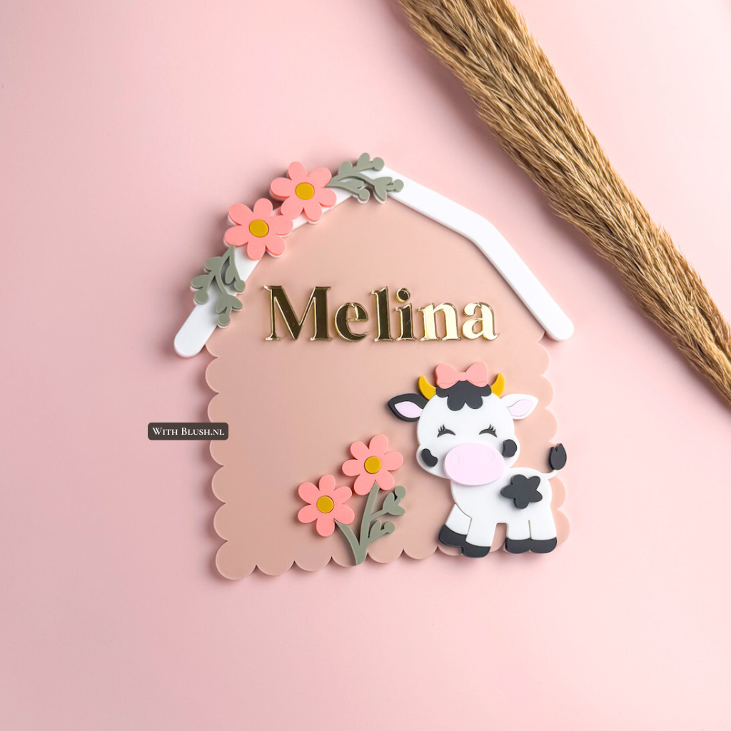 Scallop naambord in schuurtje vorm met kalfje en bloemetjes van mat plexiglas
