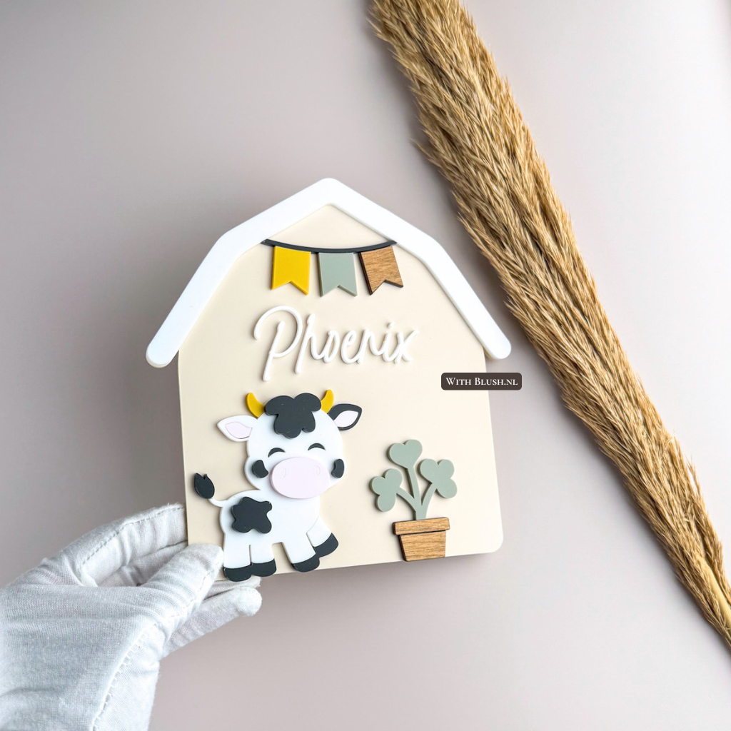 Gepersonaliseerd boerderij naambord met babykoe en vlaggetjesslinger voor babykamer
