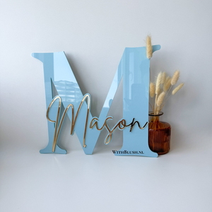 blauw letter van plexiglas gepersonaliseerd met goud plexiglas naam