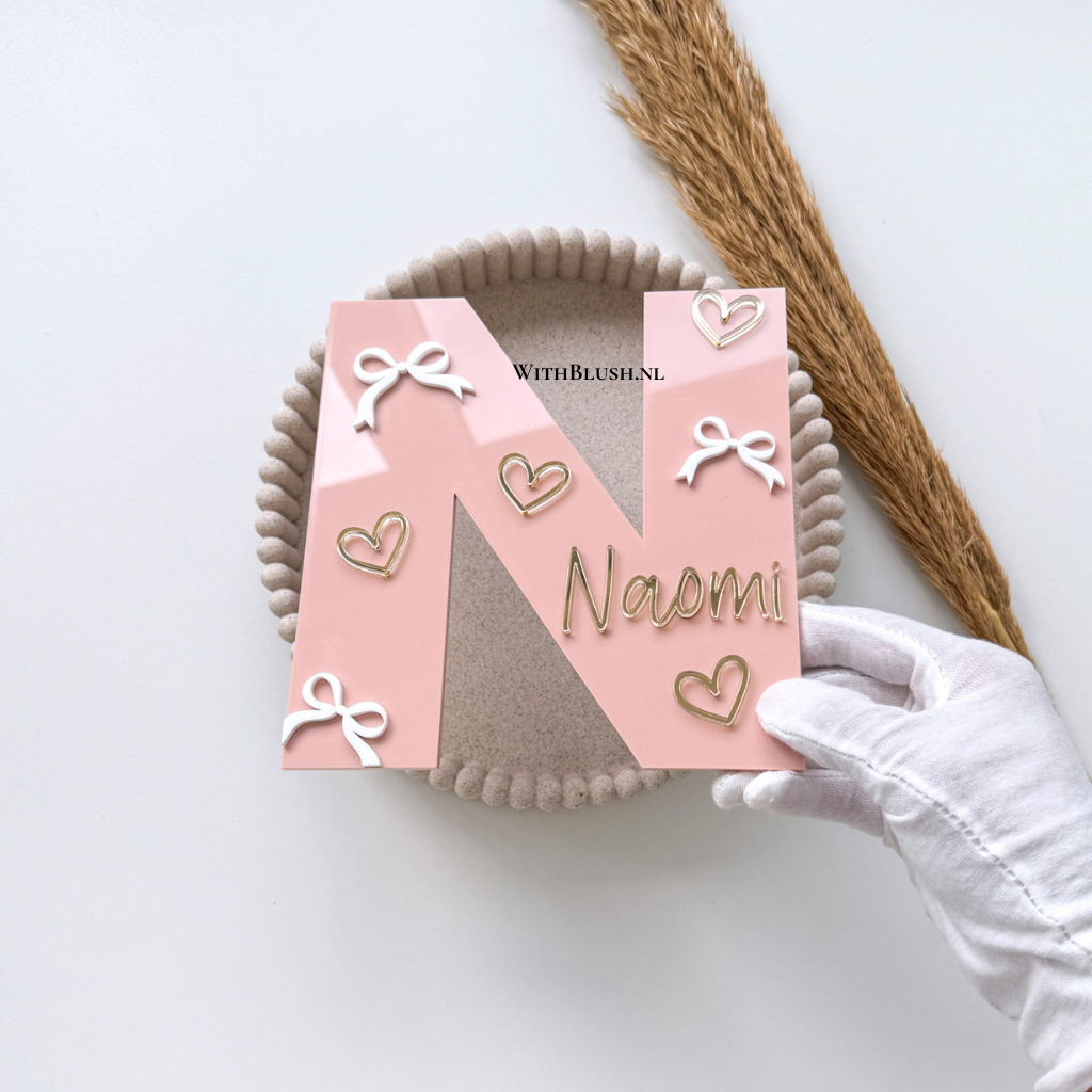 Gepersonaliseerd naambord voor kinderkamer, letter in plexiglas of hout met strikjes en hartjes